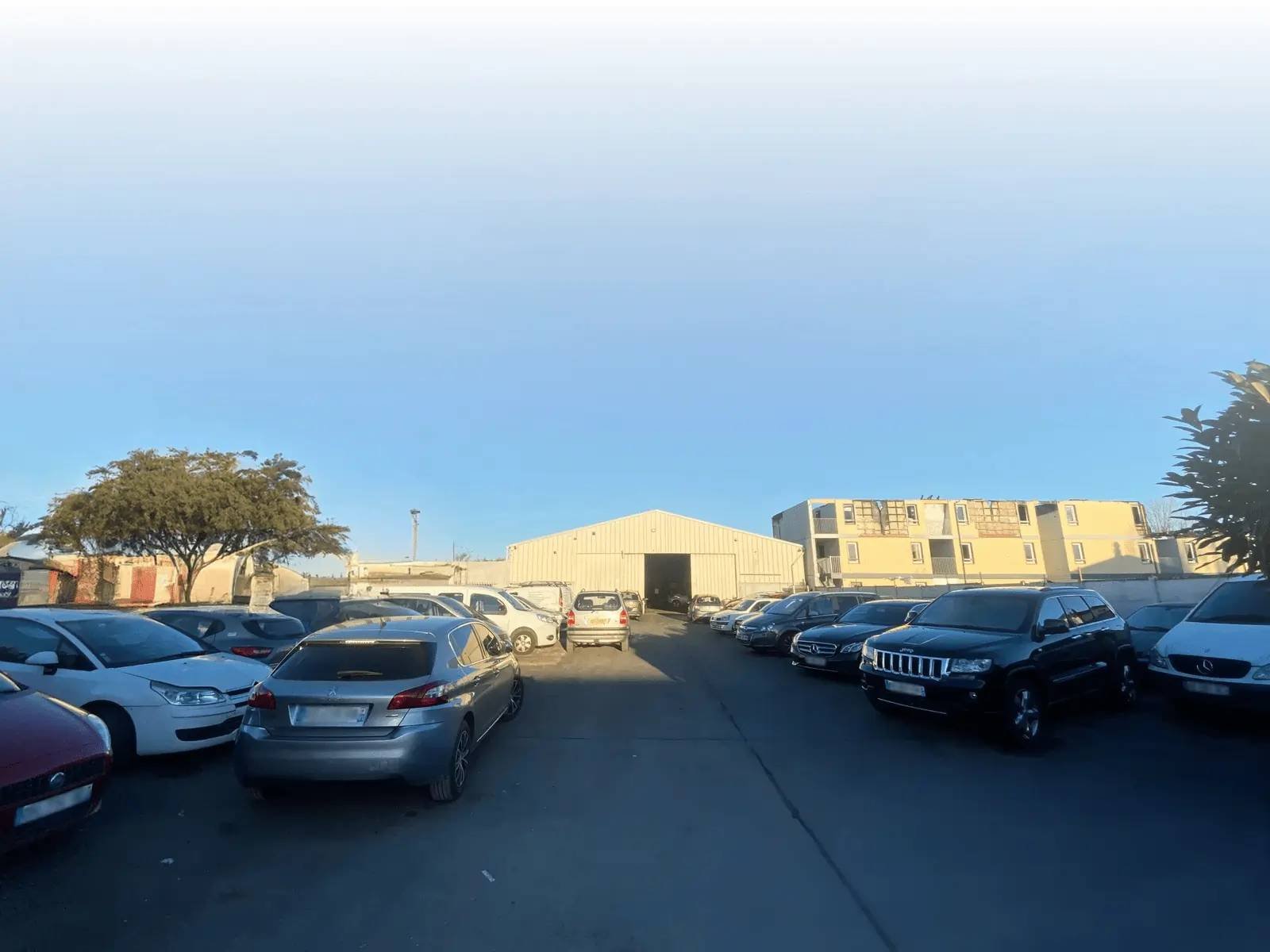 GhCar Garage de réparation automobile à Vigneux sur Seine, avec des voitures en cours de réparation, montrant l'extérieur du bâtiment