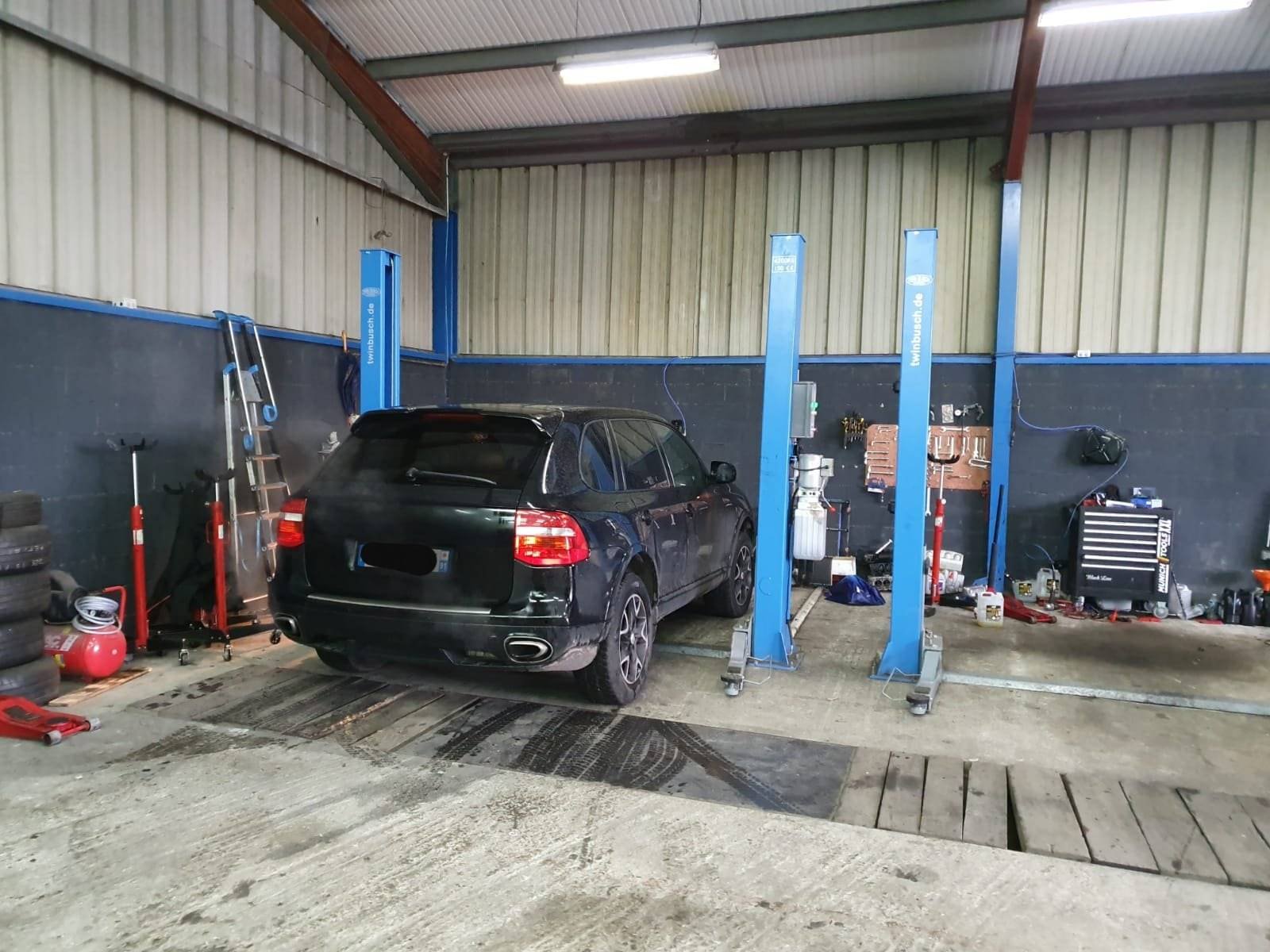 Atelier du garage GH Car à Vigneux-sur-Seine avec ses ponts élévateurs