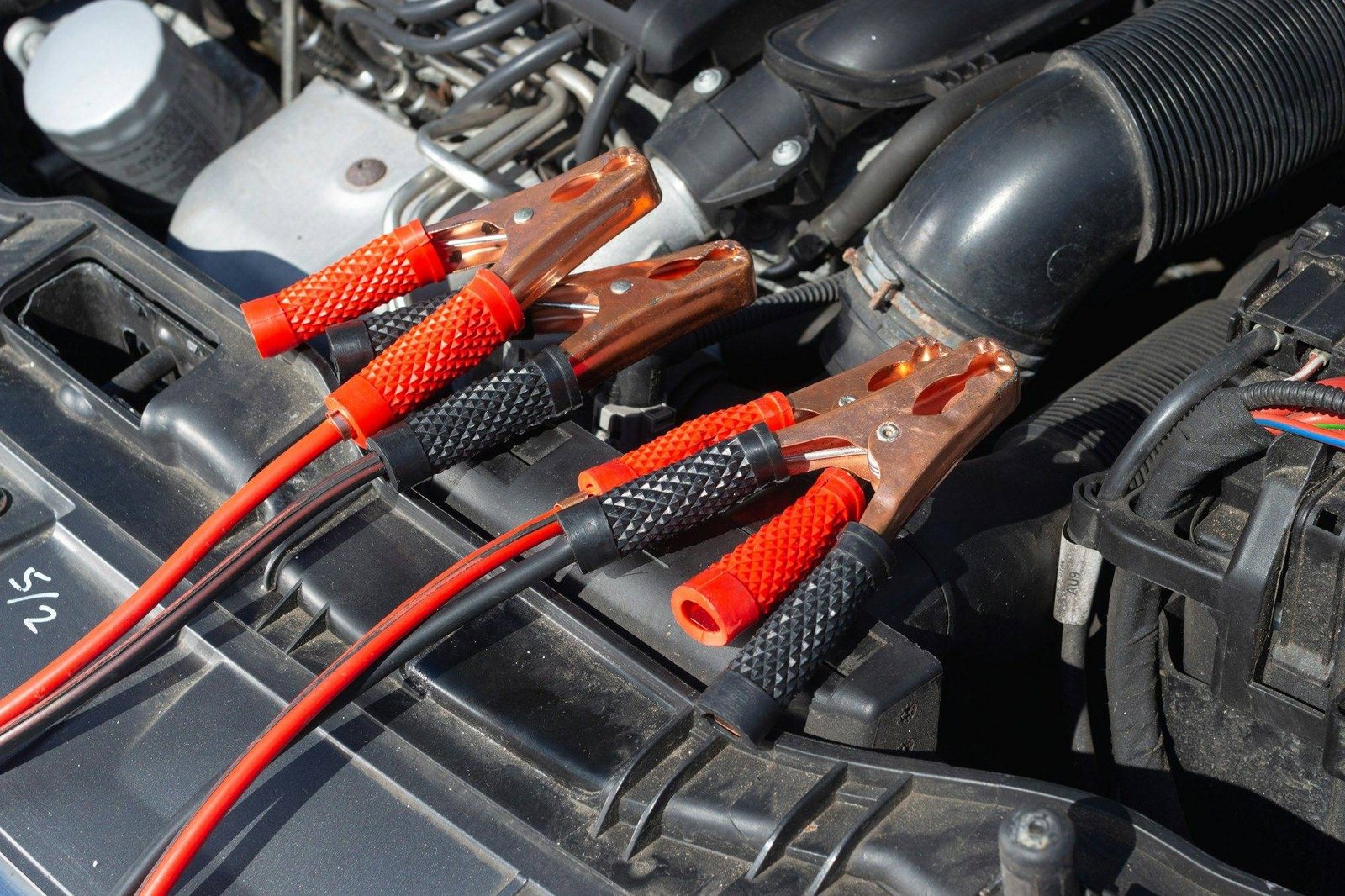 Câbles de démarrage sur une batterie de voiture