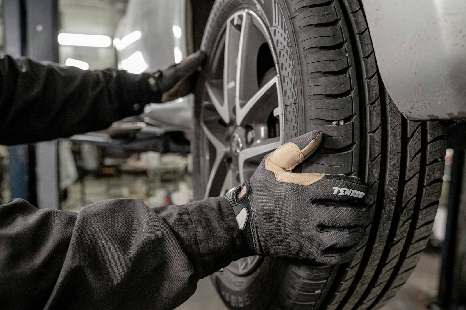 Mécanicien remplaçant la roue d'une voiture, service de changement de pneus GH Car à Vigneux-sur-Seine