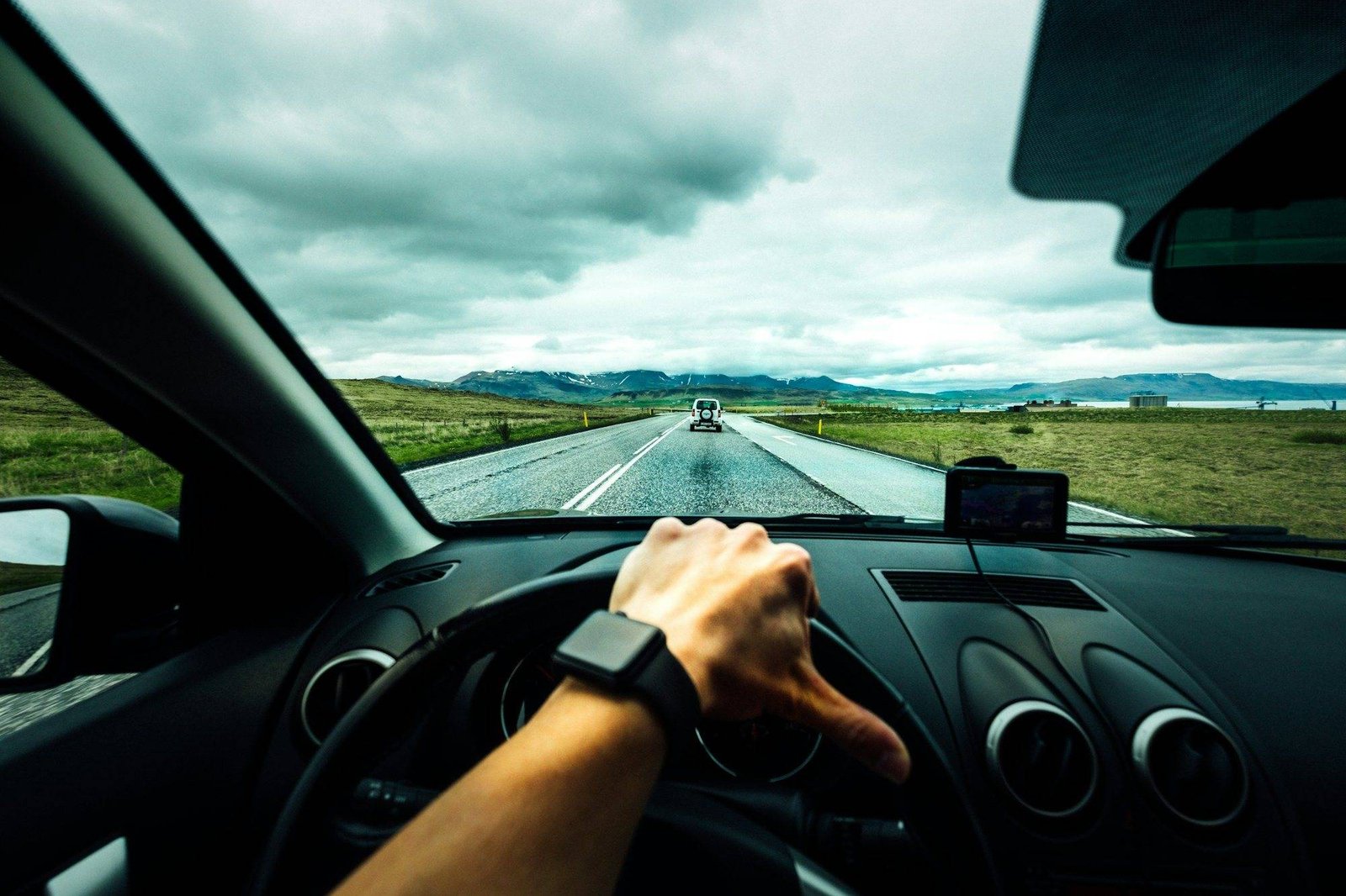 Conducteur au volant sur l'autoroute, erreurs de conduite et d'entretien qui abîment la voiture