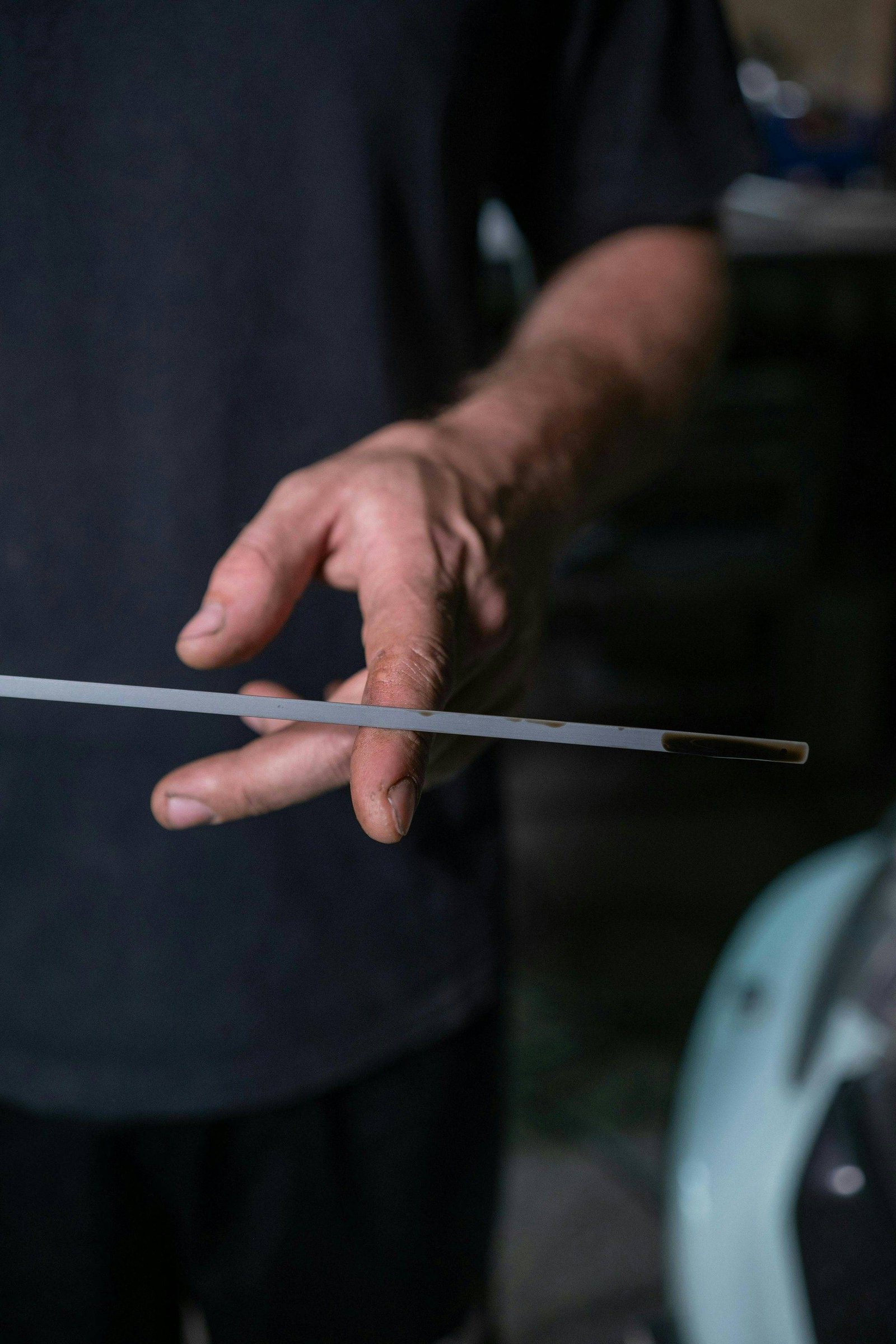 Contrôle du niveau d'huile moteur avec la jauge, conseil pour faire durer sa voiture