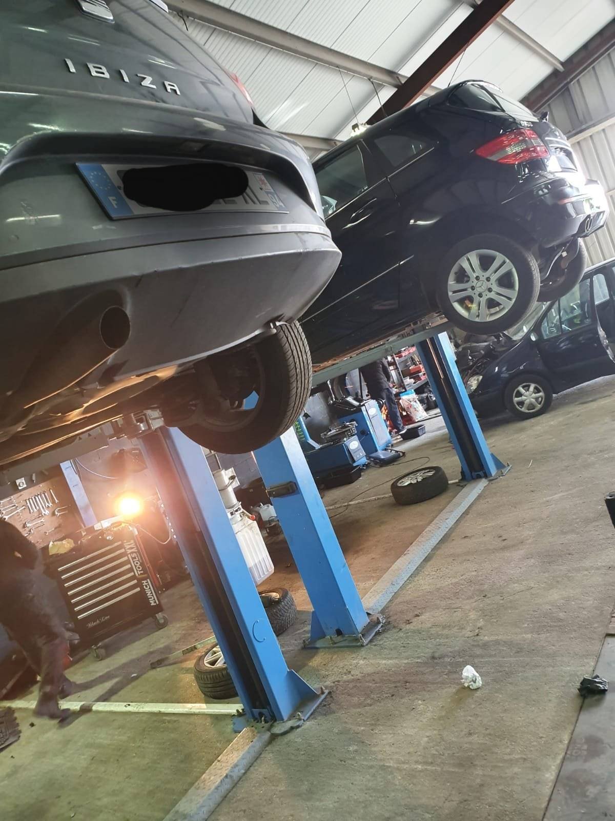 Voitures levées sur les ponts élévateurs de l'atelier GH Car