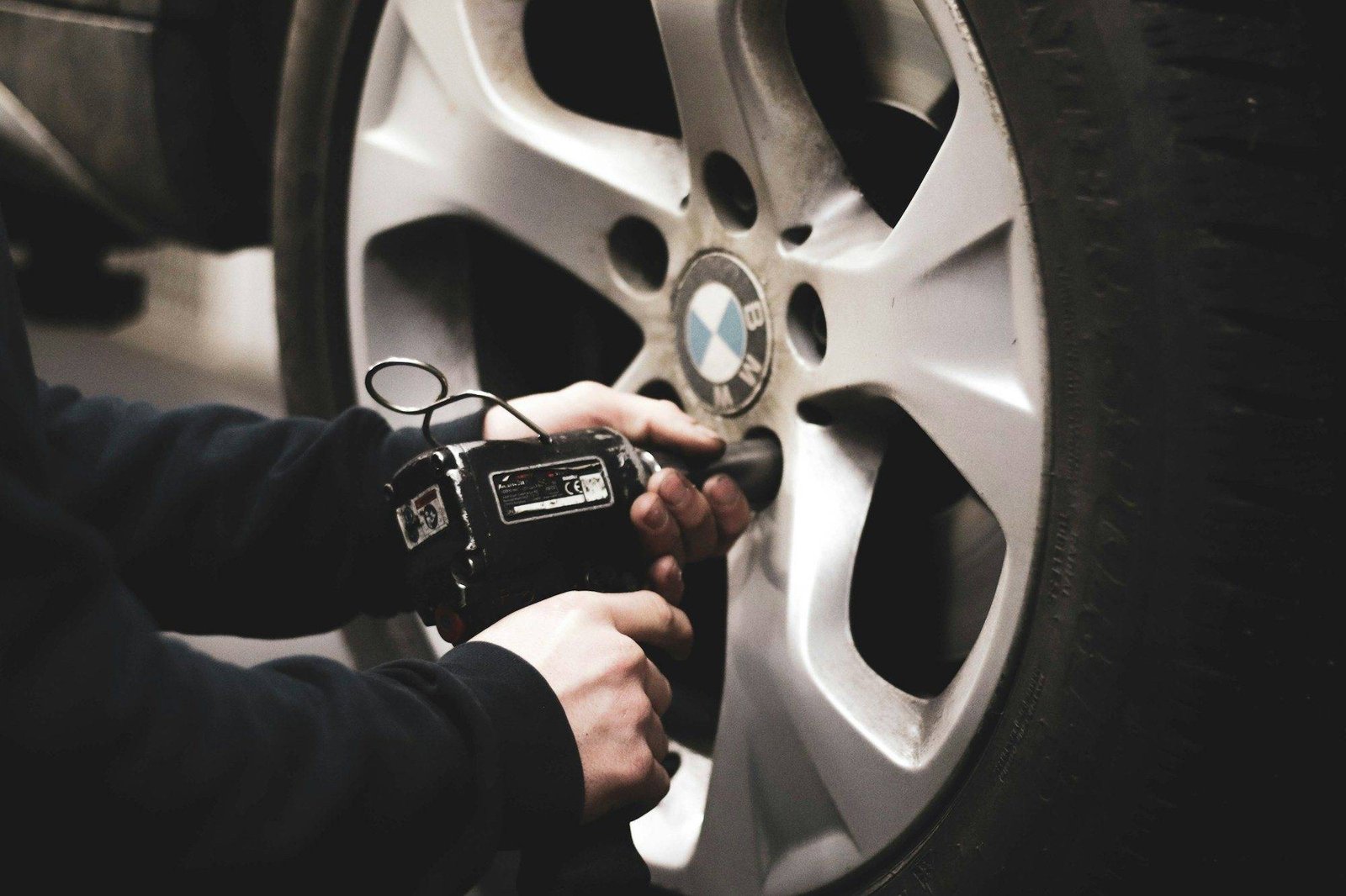 Contrôle de la pression des pneus avec un manomètre, contrôle à faire soi-même sur sa voiture