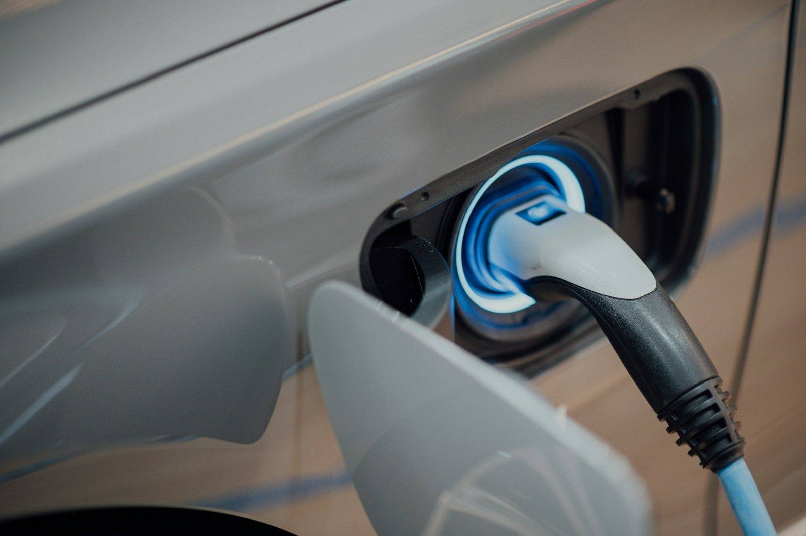 Voiture hybride rechargeable branchée à une borne