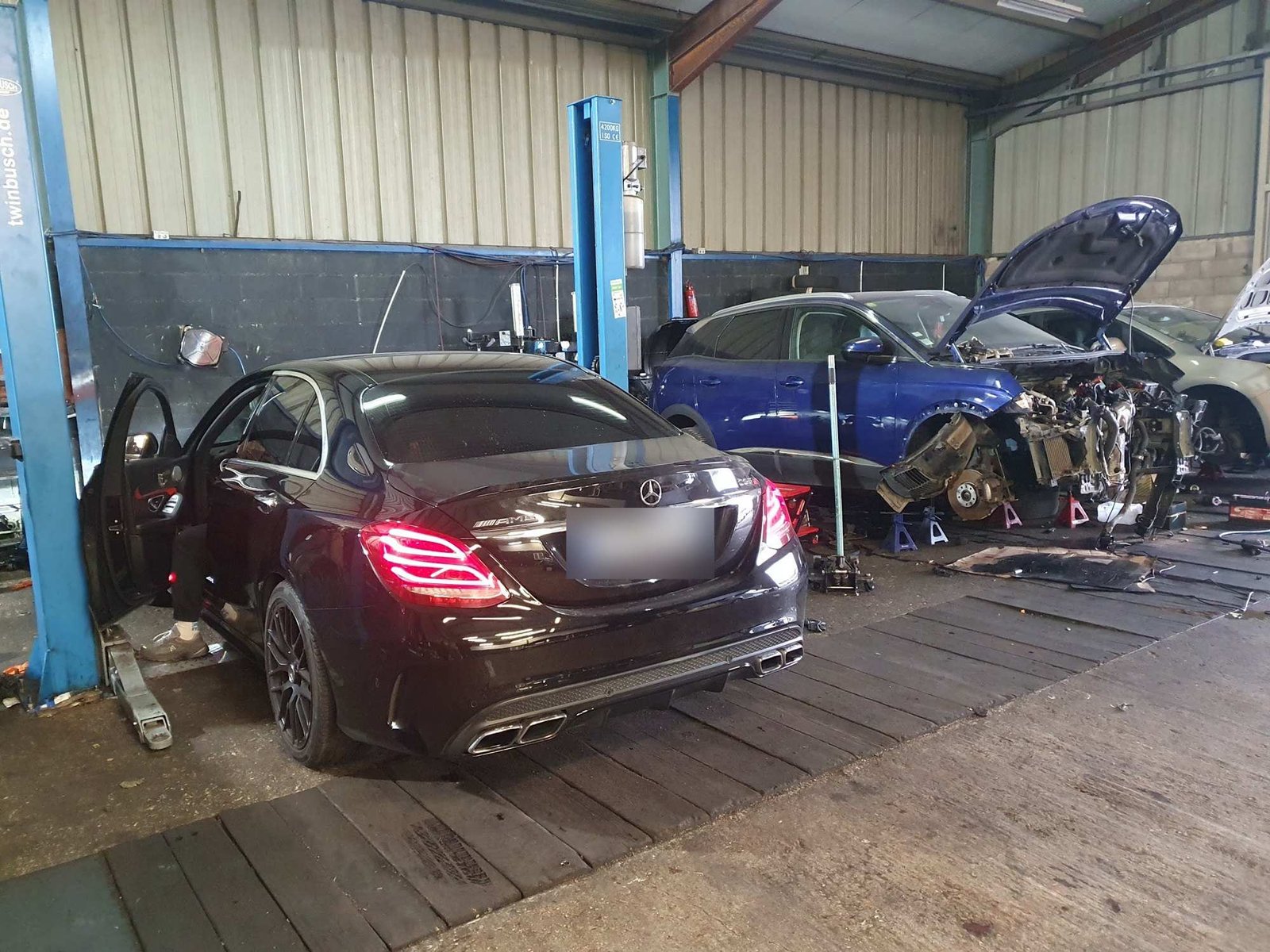 Voitures en réparation sur les ponts de l'atelier GH Car, garage auto à Vigneux-sur-Seine