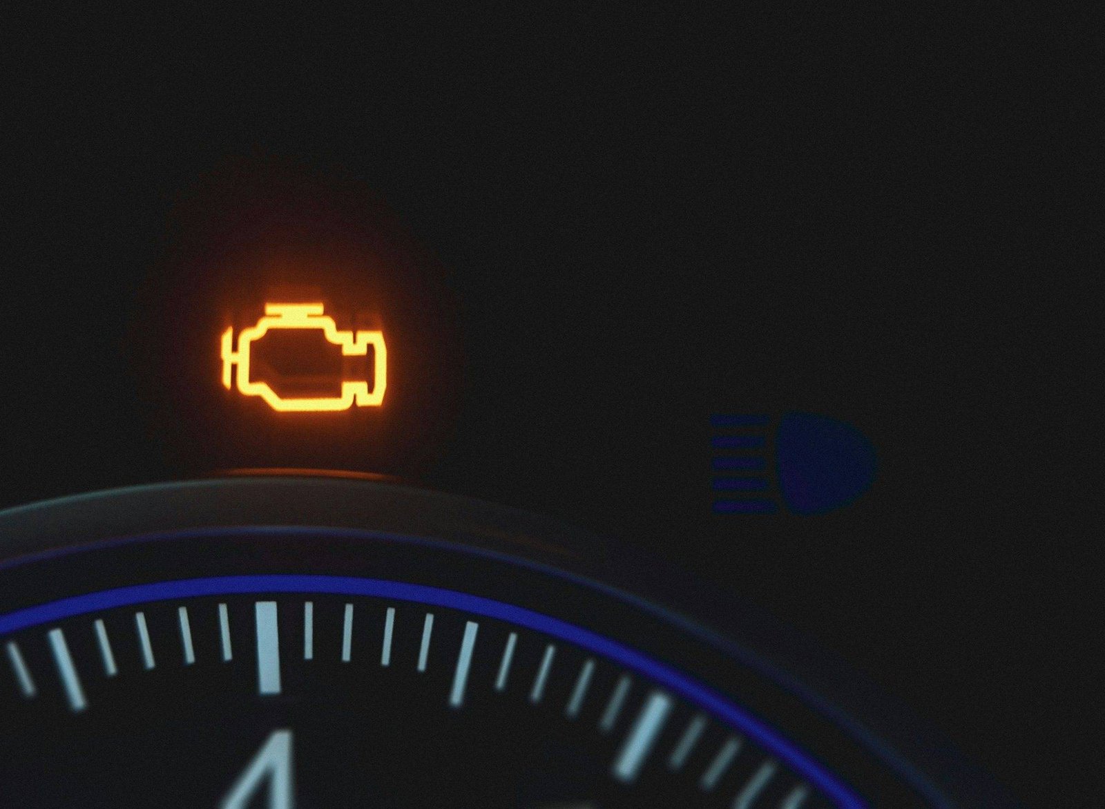 Voyant moteur orange allumé sur le tableau de bord d'une voiture, signification des voyants